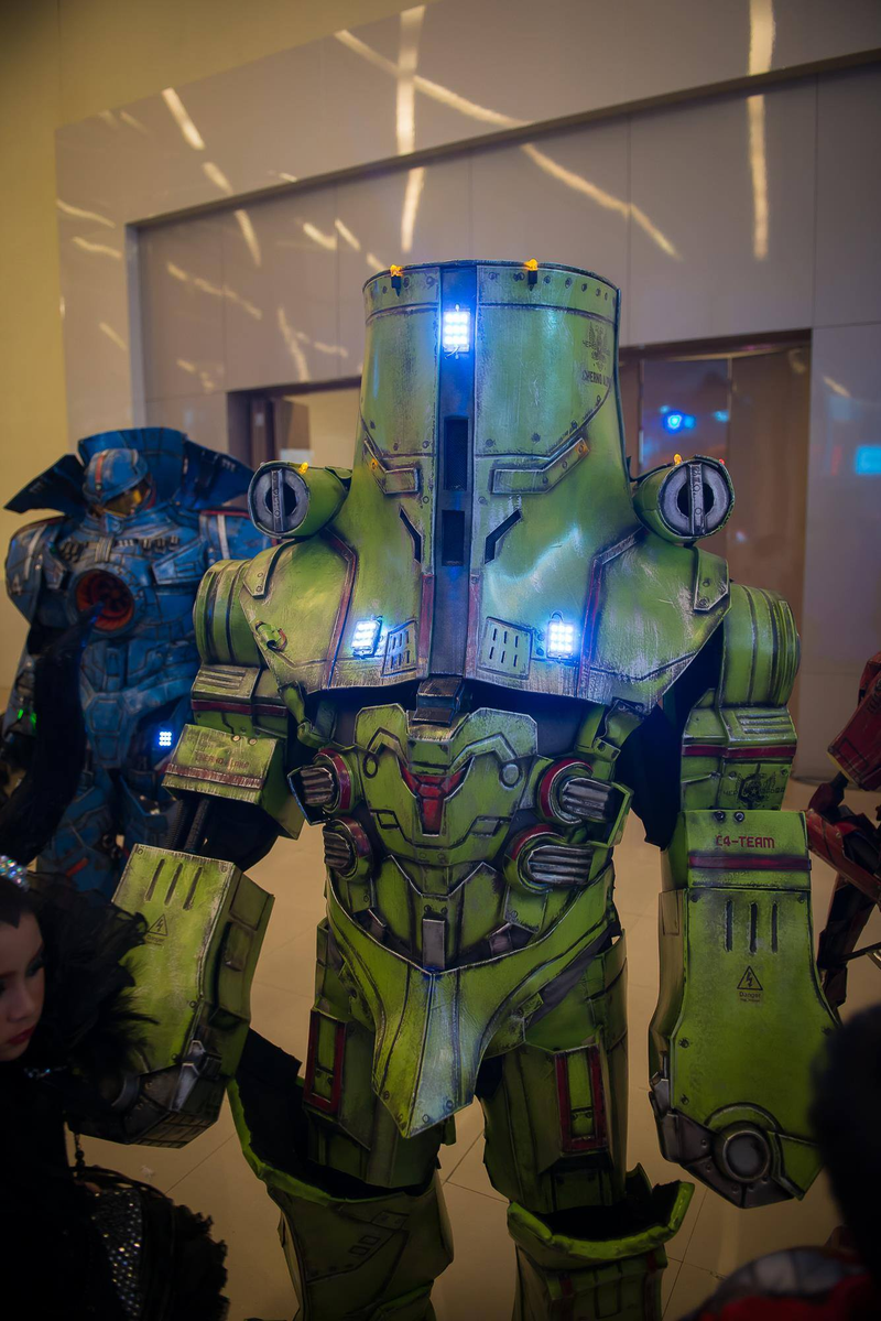 Illustration for article titled Pacific Rim Cosplay Is Suitably Massive